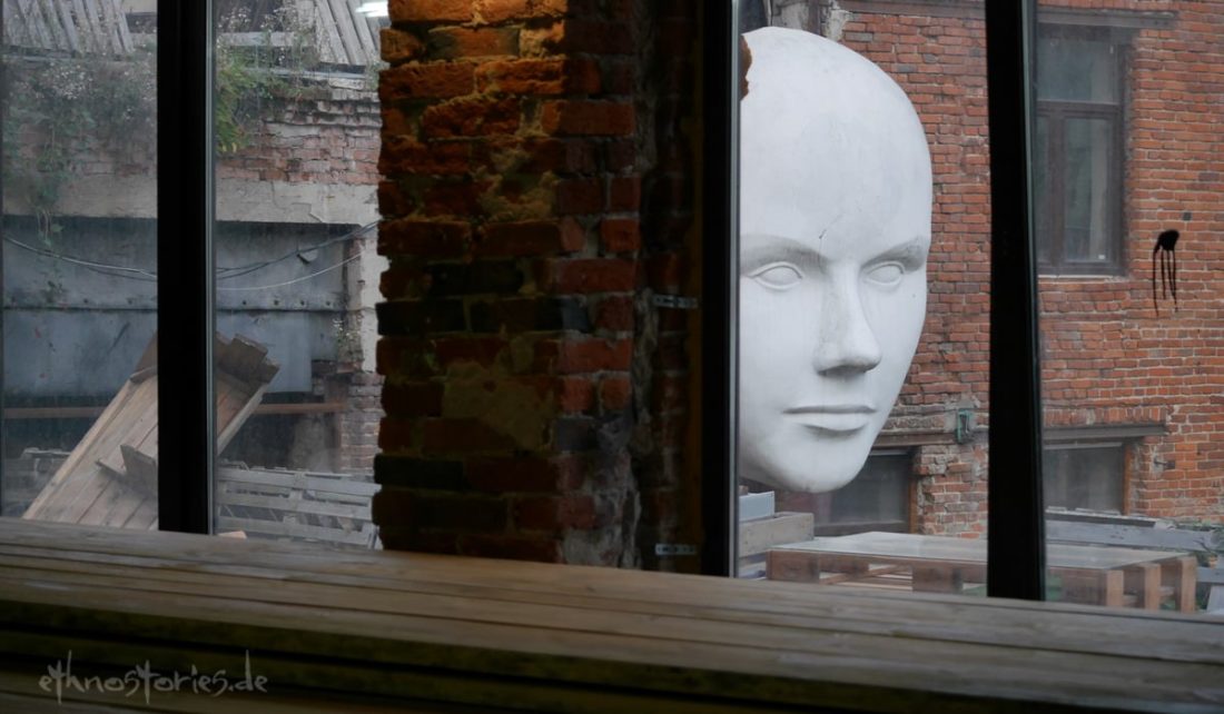 Riesige weiße Maske im Künstlerzentrum Alafuzov Loft in Kasan (Tatarstan)